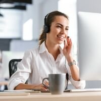 Frau aus dem Kundenservice telefoniert.