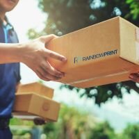 Ein Paket von Rainbowprint wird übergeben.