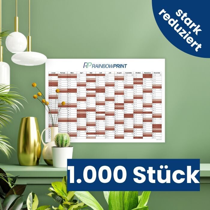 Ein gedruckter Wandkalender von Rainbowprint, welcher an einer gr�nen Wand h�ngt.