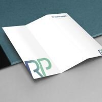 Ein gefalzter Flyer, der von Rainbowprint gedruckt wurde.