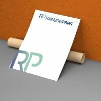 Ein Großdruck von Rainbowprint, das auf seiner Rolle (Verpackung) lehnt.