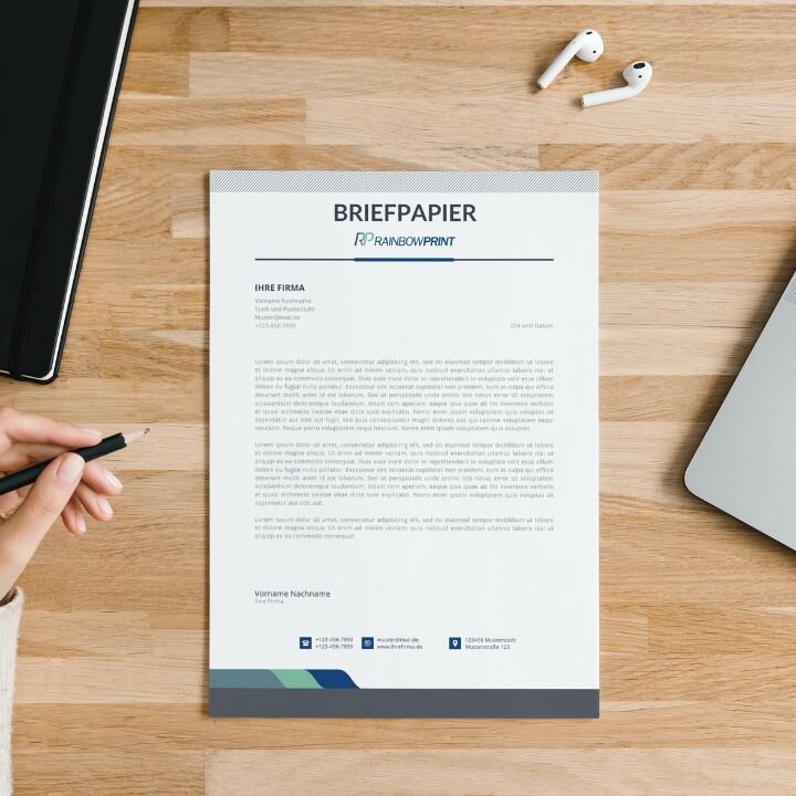 Briefpapier in einer Vorlage von Rainbowprint, welches auf einem Schreibtisch liegt.