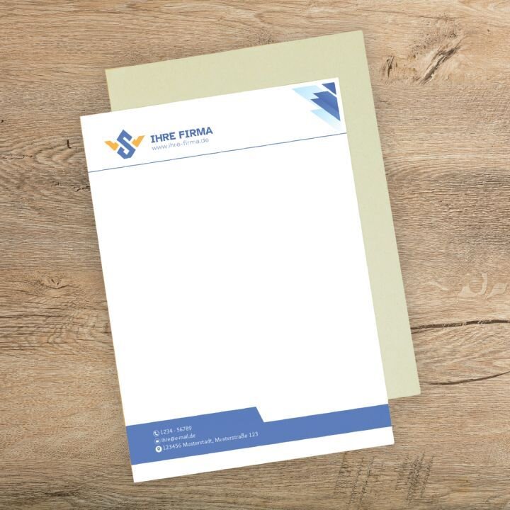 Ein Briefbogen, welcher auf einem DIN A4 Briefumschlag liegt.