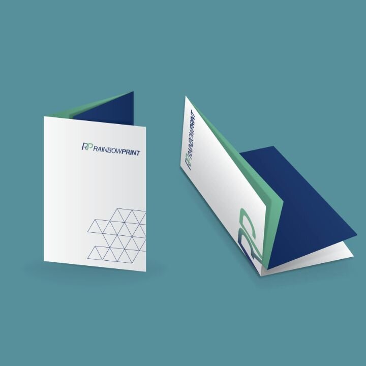 Ein Vergleich zwischen Falzflyer mit Parallelfalz und Falzflyer mit Kreuzbruch-Falz.