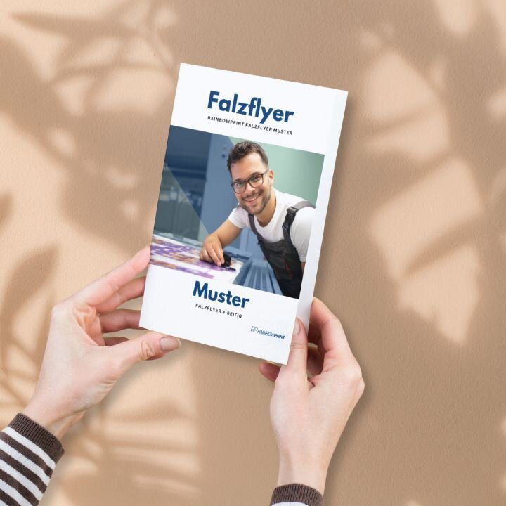 Ein Muster-Falzflyer von Rainbowprint, der in den Hnden gehalten wird.