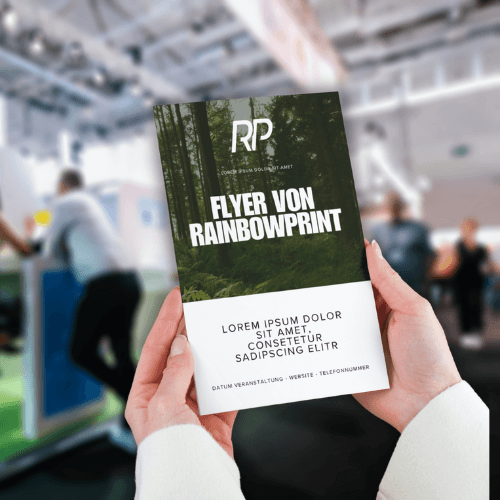 Ein Flyer von Rainbowprint, der auf einer Messe in den Händen gehalten wird.