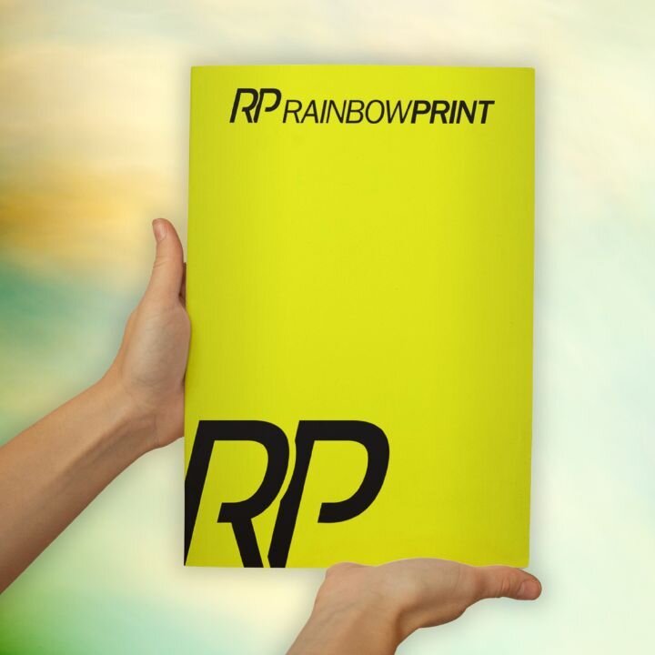 Neon Plakat in Neon gelb, welches in H�nden gehalten wird.