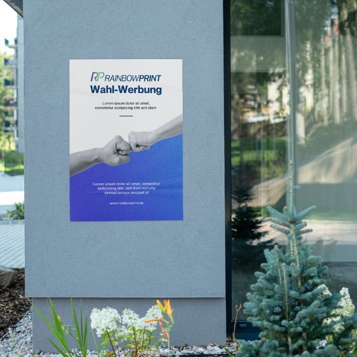 Ein Wahlplakat, welches an einer Wand befestigt ist.
