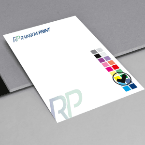 Ein farbverbindlicher Ausdruck auf grauem hintergrund.