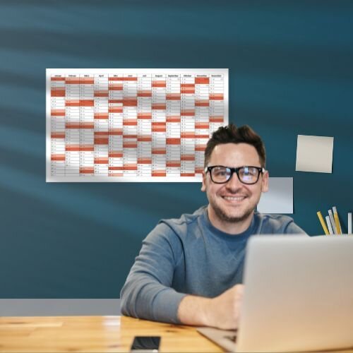 Eine Kalendervorlage von Rainbowprint an einer Wand in einem Büro.