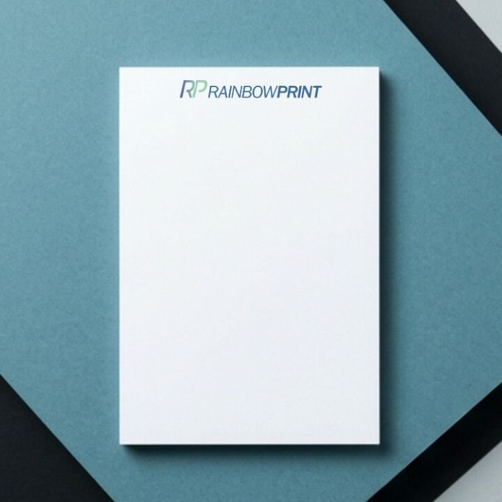 Ein Block von Rainbowprint, der auf einem t�rkisem Untergrund liegt.