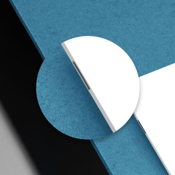 Klammerheftung an einer Broschre in einer Nahaufnahme.