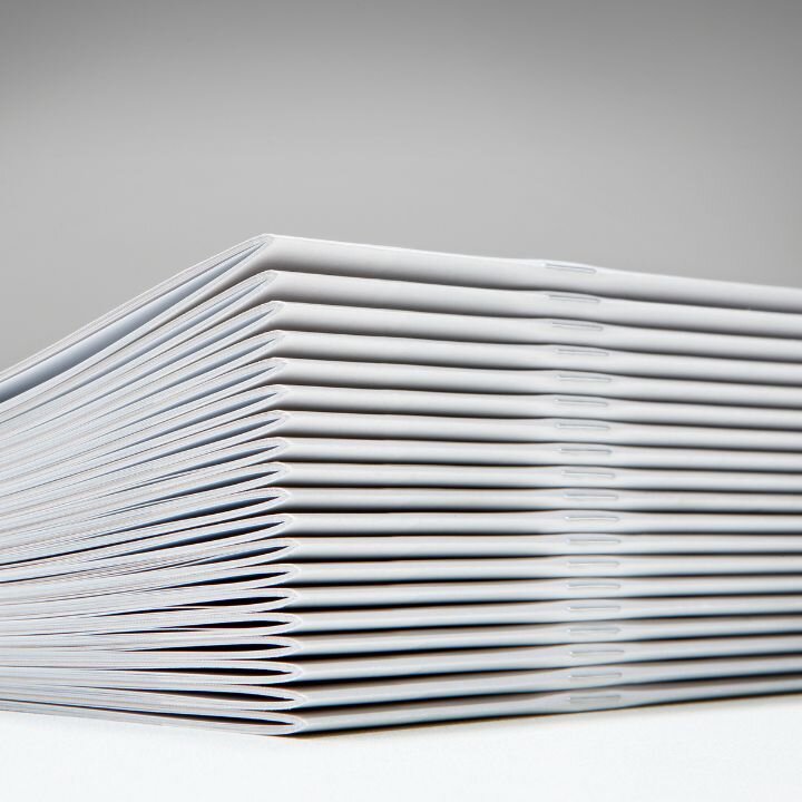 Ein Stapel Broschren mit Klammerheftung.