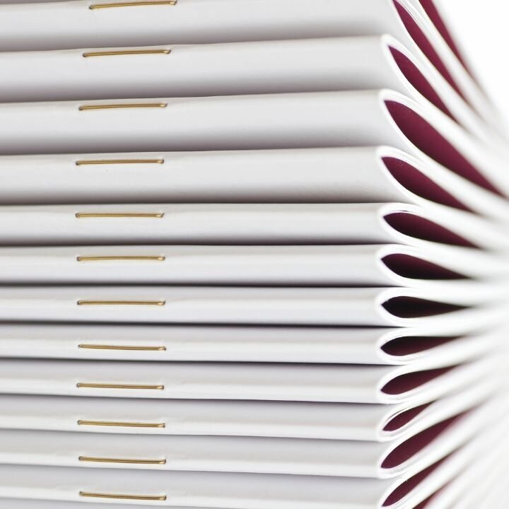 Ein Stapel von Broschren mit Klammerheftung, bei dem 