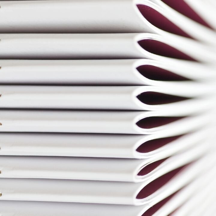 Ein Stapel von Broschren, bei dem 