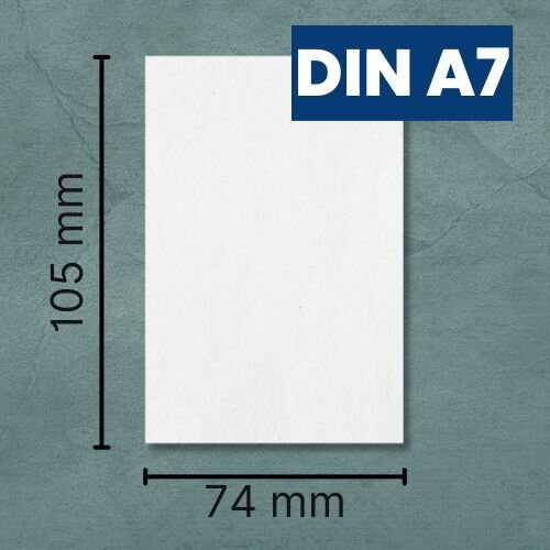 Ein DIN A7 Blatt mit den Maßen (Höhe 105mm und Breite 74mm) angezeichnet.