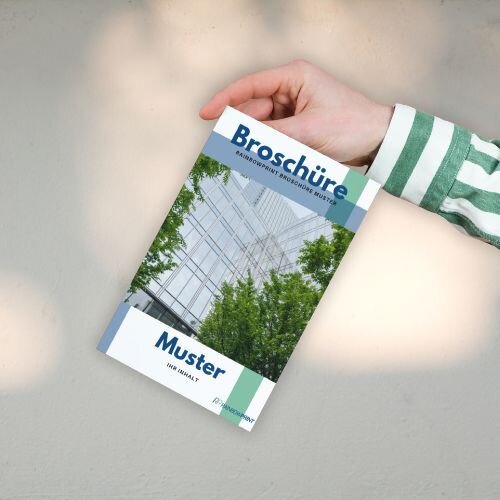 Ein Magazin von Rainbowprint im DIN Format. Es wird von einer Hand am oberen Ende gehalten.