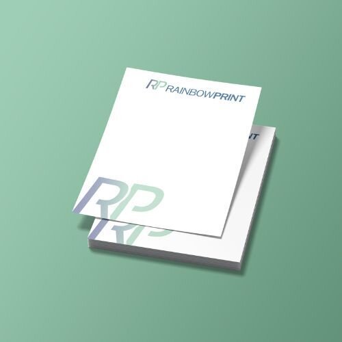 Ein Stapel Flyer in einem beliebten Format. Darauf zu sehen ist das Rainbowprint Logo.