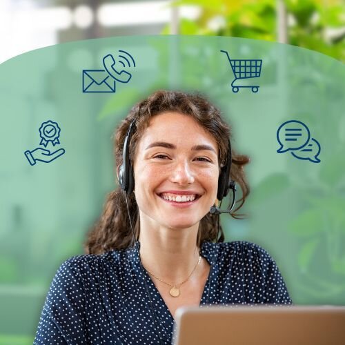 Eine Frau aus dem Kundenservice, die vor einem Laptop sitzt. Im Hintergrund sind Symbole wie 