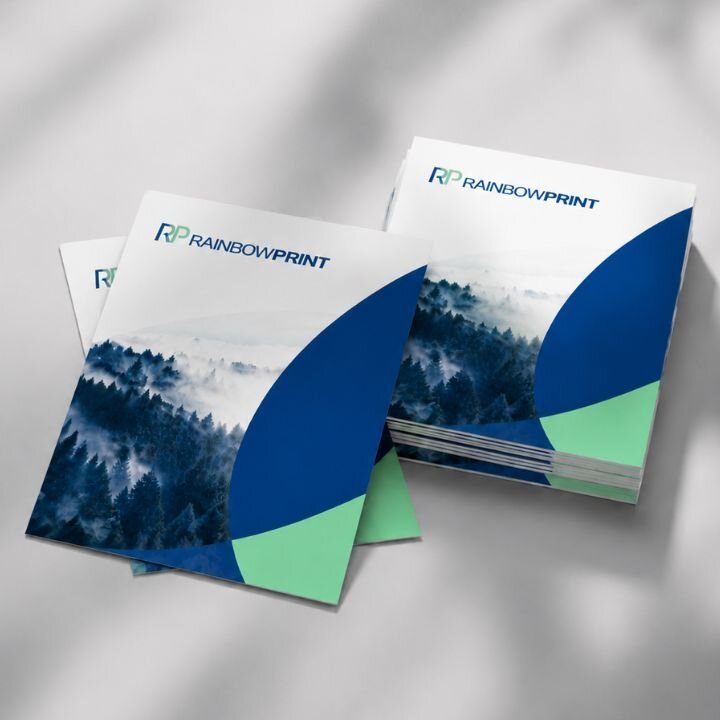 Ein Stapel Flyer im DIN Format. Gedruckt von Rainbowprint.