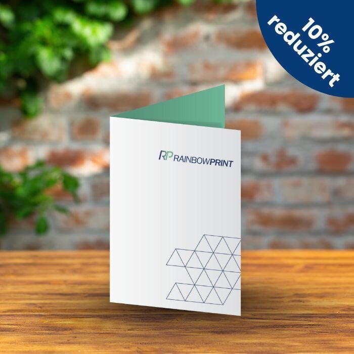 Ein Falzflyer von Rainbowprint auf einem Tisch stehend. Dar�ber ein Banner mit 