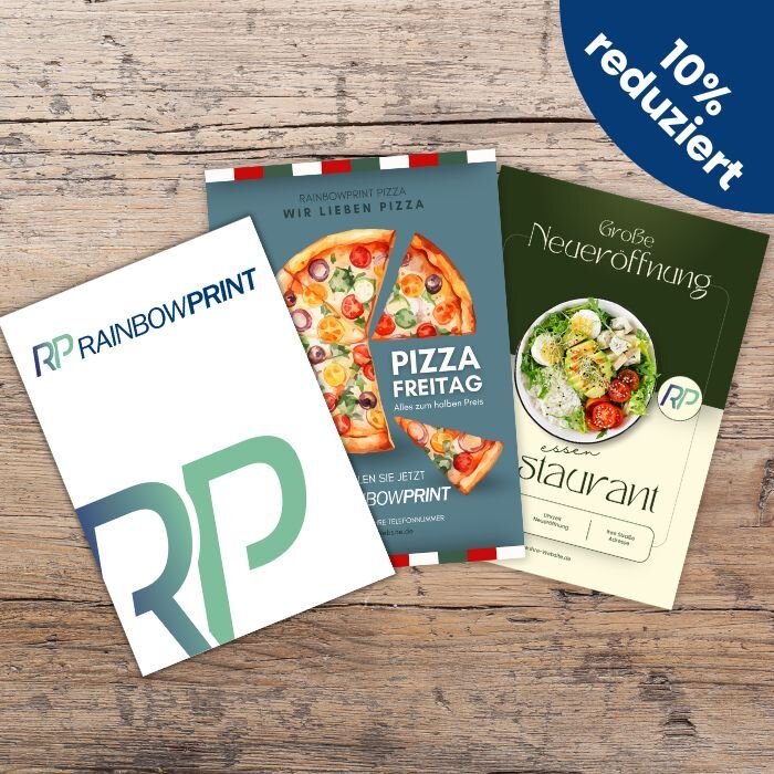 Verschiedene Flyer in DIN A4 von Rainbowprint, die auf einem Tisch liegen. Dar�ber ein Banner mit 