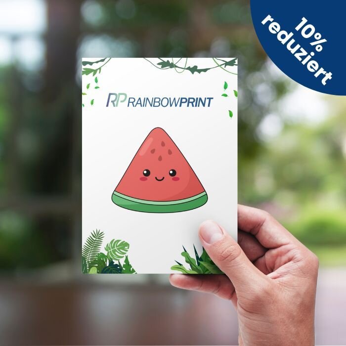 Ein Flyer von Rainbowprint im Format DIN A6, der von einer Hand gehalten wird. Dar�ber ein Banner mit 